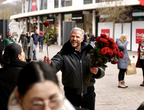 1.000 Rosen vom Ur-Bachelor: Paul Janke begeistert am Valentinstag im Outlet Montabaur