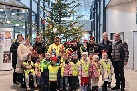 Kita-Kinder schmcken Weihnachtsbaum im Regio-Bahnhof Wissen