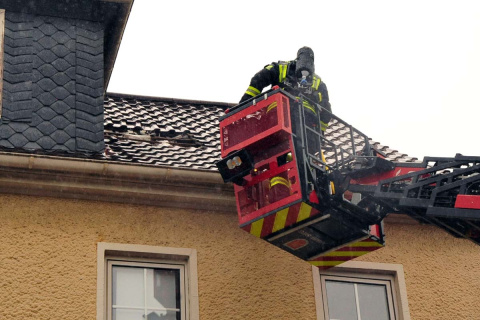 Brand in einem Wohn- und Gesch�ftshaus: Die Feuerwehr war mit zwei L�schz�gen vor Ort