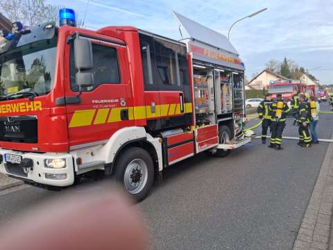 AKTUALISIERT: Vollbrand einer Scheune in Urbach greift auf Wohnhaus �ber