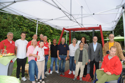 Tagesf�rderst�tte in Flammersfeld weihte Besonderheit ein: Rollischaukel steht bereit