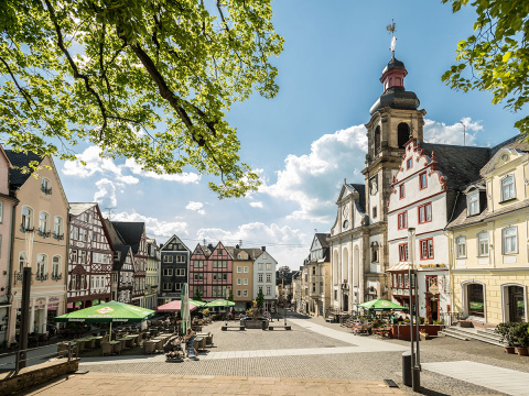 Hachenburgs Alter Markt: Historisches Herzstck und kultureller Treffpunkt