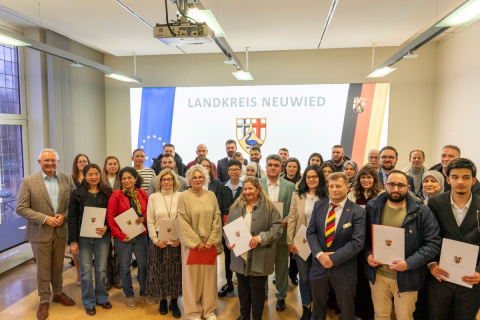 Einb�rgerungsfeier im Kreis Neuwied: 29 neue Staatsb�rger aus 17 Nationen