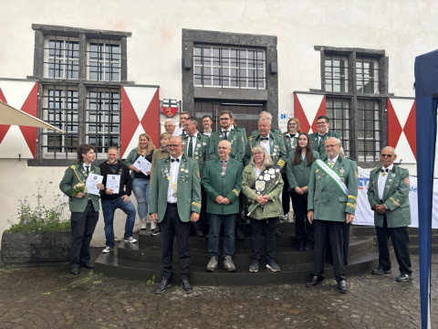 Frauenpower beim K�nigsschie�en in Linz: Ina Ronken wird Sch�tzenk�nigin
