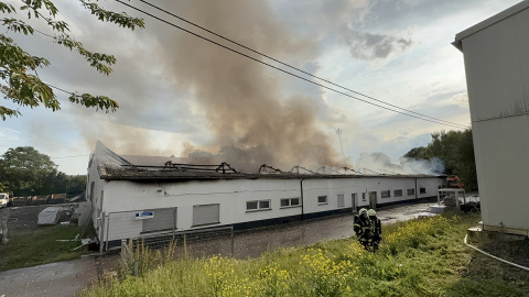 Aktualisiert: Brand in Neuwieder Industriegebiet - Lagerhalle in Flammen