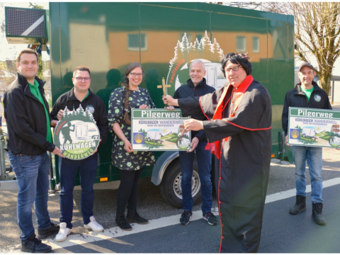Historischer Moment: Oberwambachs "K�hlwagenWanderWeg" erh�lt Pilgerschild