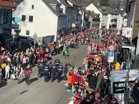 Versch�rfte Sicherheitsauflagen an Karneval: von "total �bertrieben" bis "legitim"