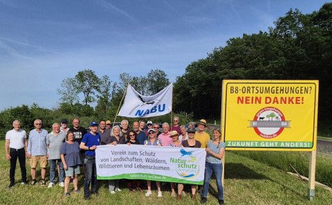 Gelbe Banner entlang der B 8 erinnern: Nein zu geplanten Ortsumgehungen