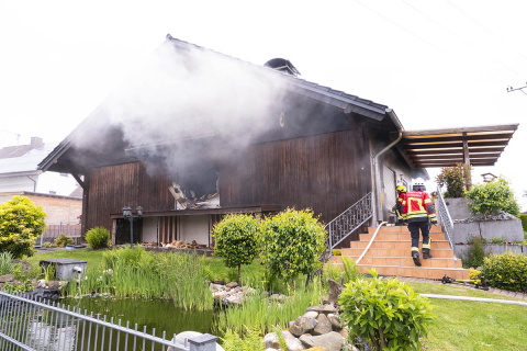Feuerwehr rettet Dackel aus brennendem Haus in Linkenbach