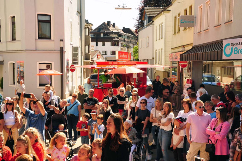 Sonnenschein und groer Besucherandrang beim traditionellen Maimarkt in Wissen
