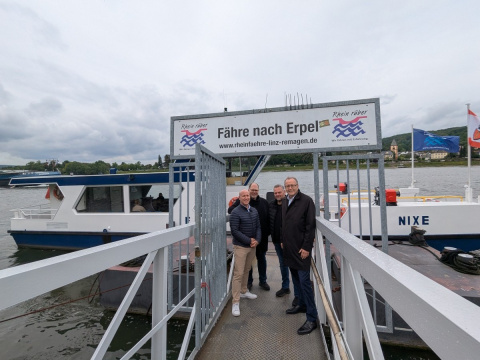 Z�ge fallen aus, die "Nixe" legt ab: Ersatzverkehr w�hrend Sanierung schlie�t Rheinquerung mit ein