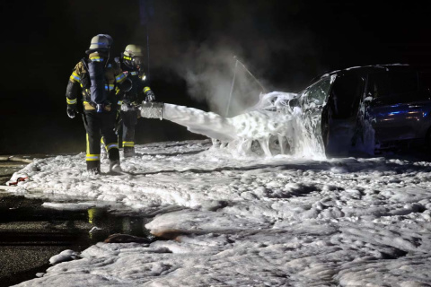 Fahrzeugbrand am Ortseingang Neitersen (B 256): Feuerwehr l�schte mit Schaum