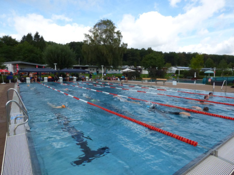Gro�artige Leistungen und Spenden beim 12h-Schwimmen im Erlebnisbad Herschbach