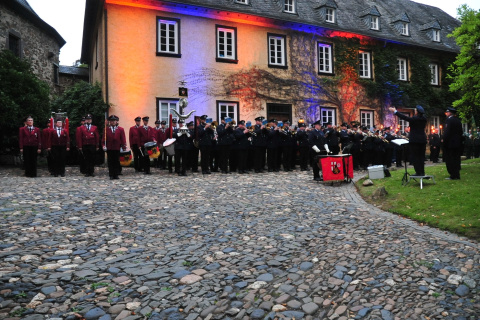 125 Jahre Stadt- und Feuerwehrkapelle Wissen: Gro�er Zapfenstreich am Schloss