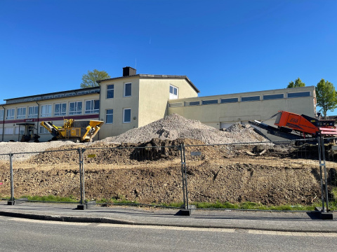 Abbrucharbeiten neben der Grundschule: Sorge um Gesundheit der Kinder durch Staubbelastung