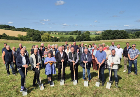 Neues Dorfgemeinschaftshaus in Eichelhardt: Spatenstich lutet Baubeginn ein