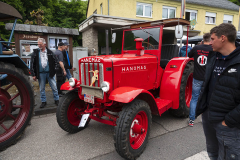 Alte Fahrzeuge und junge Fans beim Traktorentreffen in Isenburg