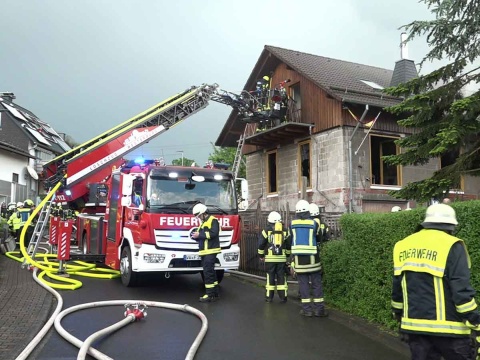 Aktualisiert: Grobrand in Pottum: Einfamilienhaus in Flammen - Mann vom Balkon gerettet