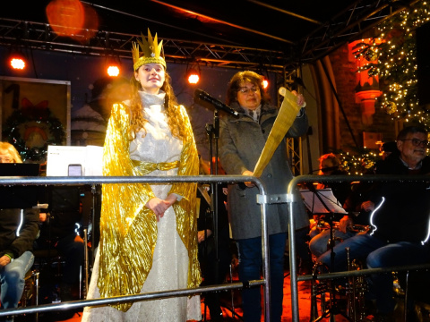 Weihnachtszauber in Montabaur wurde feucht, aber dafr sehr frhlich erffnet