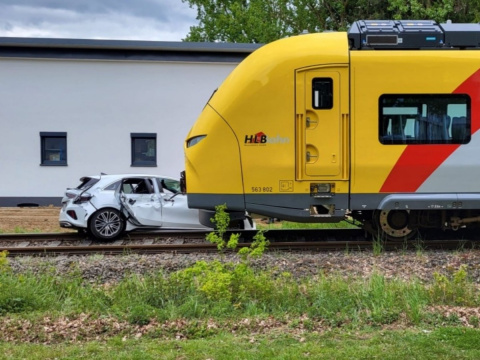 Erstmeldung: Zug kollidiert mit Pkw an unbeschranktem Bahn�bergang in Dernbach