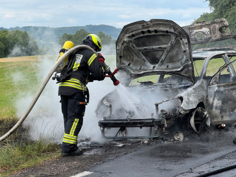 Auto in Flammen: Feuerwehreinsatz auf der L 302 zwischen Willmenrod und Berzhahn 