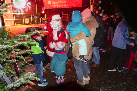 Weihnachtsmarkt Bad Marienberg trotz Nieselregens gut besucht