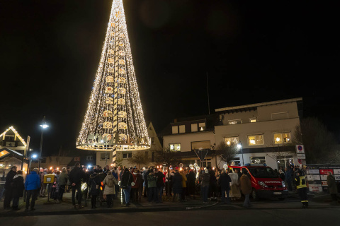 Weihnachtszauber im Wiedtal: Waldbreitbach erstrahlt in festlichem Glanz