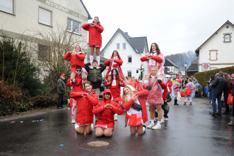 P�nktlich zum Beginn des Zuges zeigte sich die Sonne: Zahlreiche Besucher in Oberlahr
