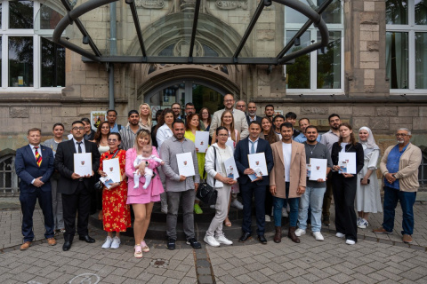 Einbürgerungszeremonie im Kreis Neuwied: 28 Menschen aus 13 Nationen erhalten deutsche Staatsbürgerschaft