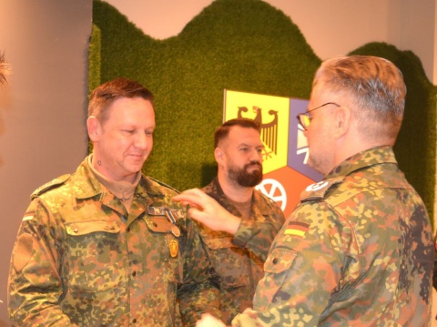 Bundeswehr ehrt Fluthelden aus dem Westerwald mit einer Einsatzmedaille