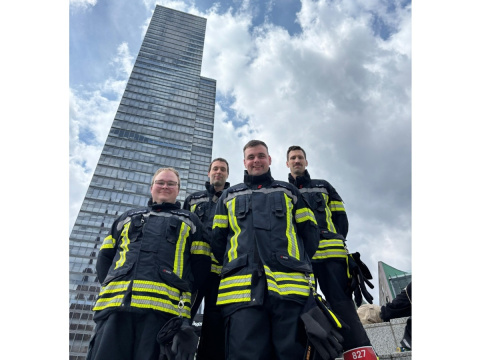 Hoch hinaus: Zwei Teams der Freiwilligen Feuerwehr Hamm (Sieg) bestehen KlnTurm-Herausforderung
