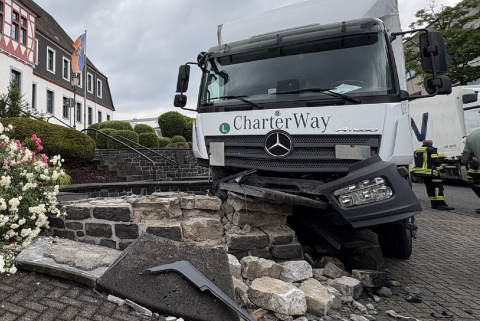Lkw-Unfall in Rennerod: Fahrzeug landet im Brunnen