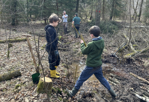 Mitmach-Aktionen st�rken Wasserr�ckhalt im Wald bei Hachenburg