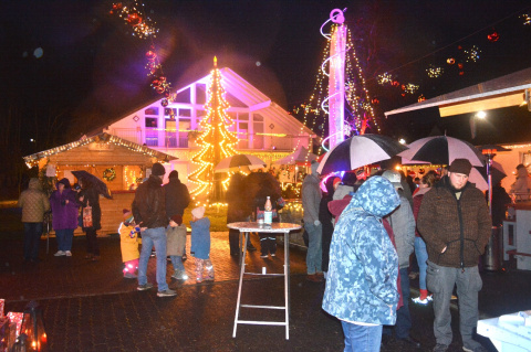 Beeindruckendes, farbenprchtiges Weihnachtsdorf in Selters
