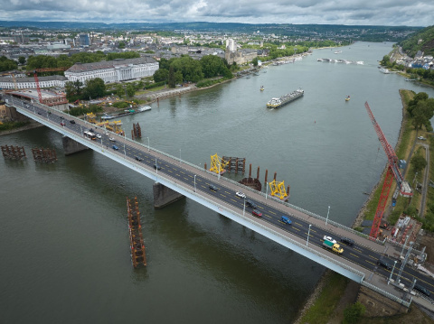 Bauarbeiten an Pfaffendorfer Brücke: Verlängerte Arbeitszeiten wegen Niedrigwasser