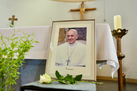 Aktualisiert: Trauer um den verstorbenen Papst Franziskus