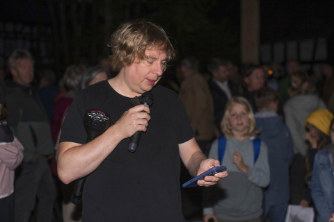 Dominik Eulberg macht Flederm�use im Burggarten Hachenburg h�rbar
