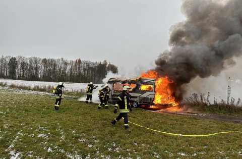 Wohnmobil brennt auf der B 255 bei Rothenbach völlig aus