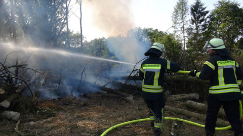 Aktualisiert: Waldbrand bei Hilgert - Sichtbehinderungen durch Rauch auf der A 48