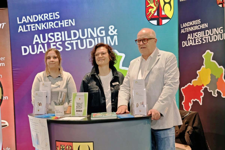 Landrat Dr. Enders am Stand der Kreisverwaltung