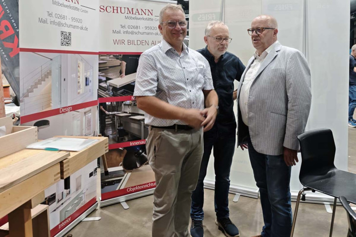 B�rgermeister Neuhoff (li) und Landrat Dr. Enders (re.) im Gespr�ch mit einem Aussteller