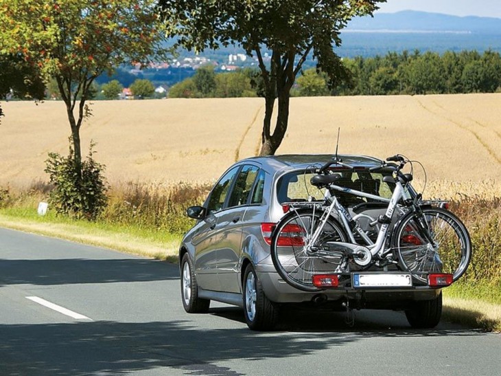 Heckträger & Co: Wie Fahrrad und Pedelec sicher Auto fahren