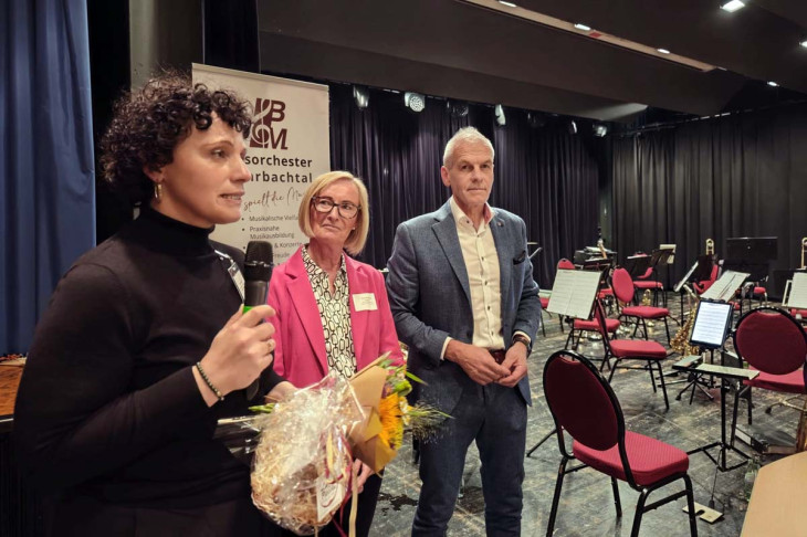 Rebecca Seuser (li.) wurde mit einem Blumengru� �berrascht