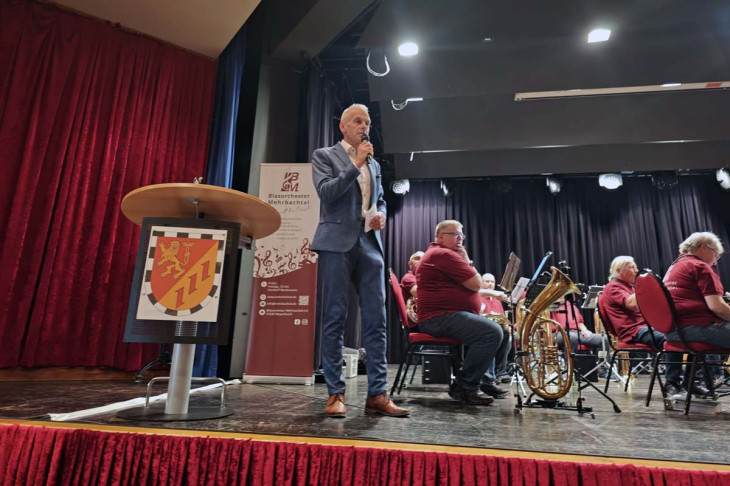 VG-B�rgermeister Fred J�ngerich dankte den Engagierten
