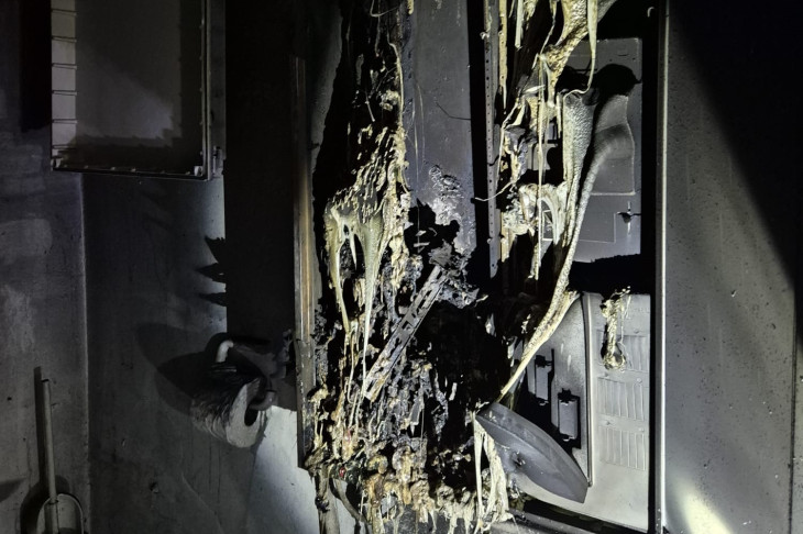 Brand in einem Mehrfamilienhaus in Mudersbach: Feuerwehr mit Gro�aufgebot im Einsatz