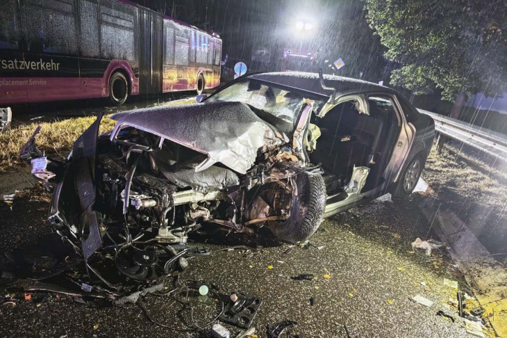 Schwerer Verkehrsunfall auf der B8 in Kircheib: Eine Person wurde schwerverletzt