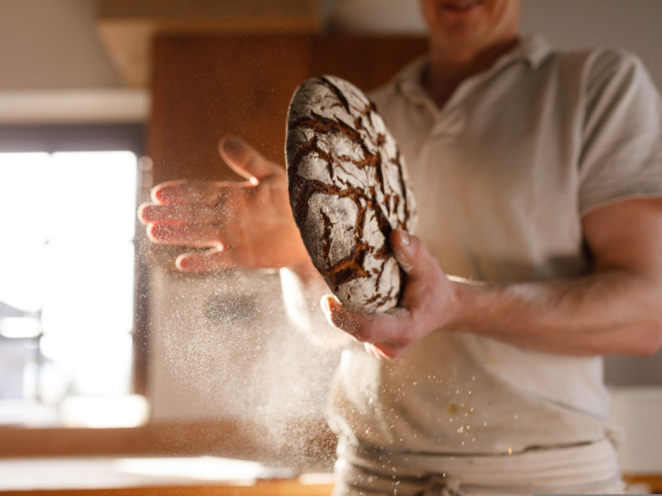 Weyerbusch: Gemeinschaftsbacken im Raiffeisen-Backhaus am 12. April erleben