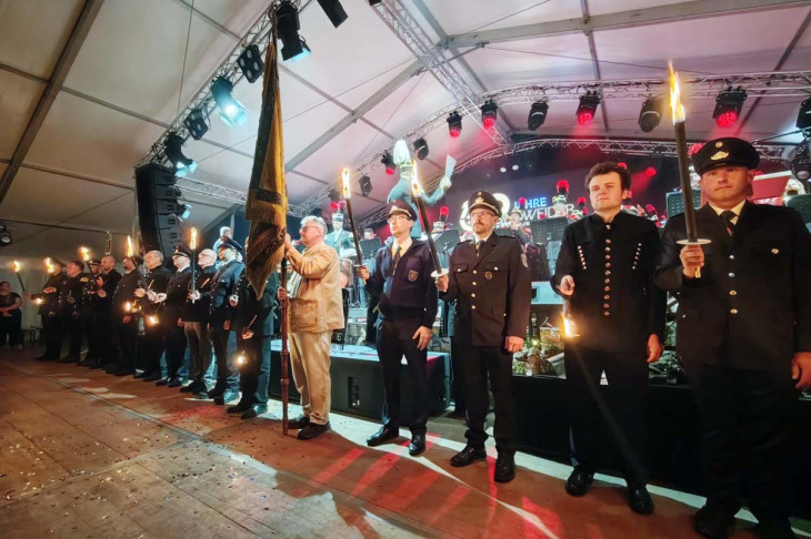 Zapfenstreich gespielt von der Bindweider Bergkapelle und dem Musikverein Steinebach/Sieg
