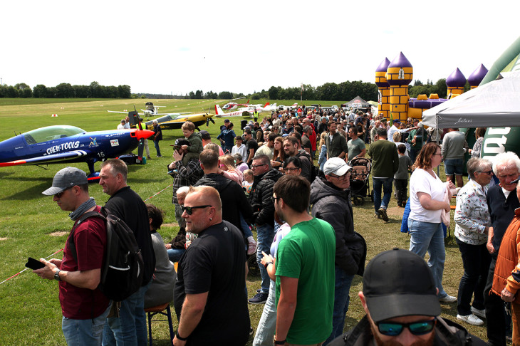 Flugplatzfest in Ailertchen: Flugkunst und Mitfluggelegenheiten am Pfingstwochenende