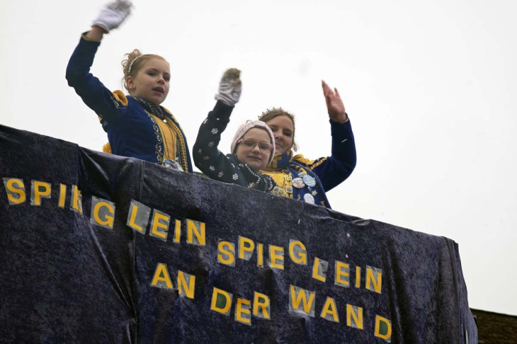 Trotz leichtem Schneefall und K�lte: Viele Besucher kamen zum Zug nach Burglahr 